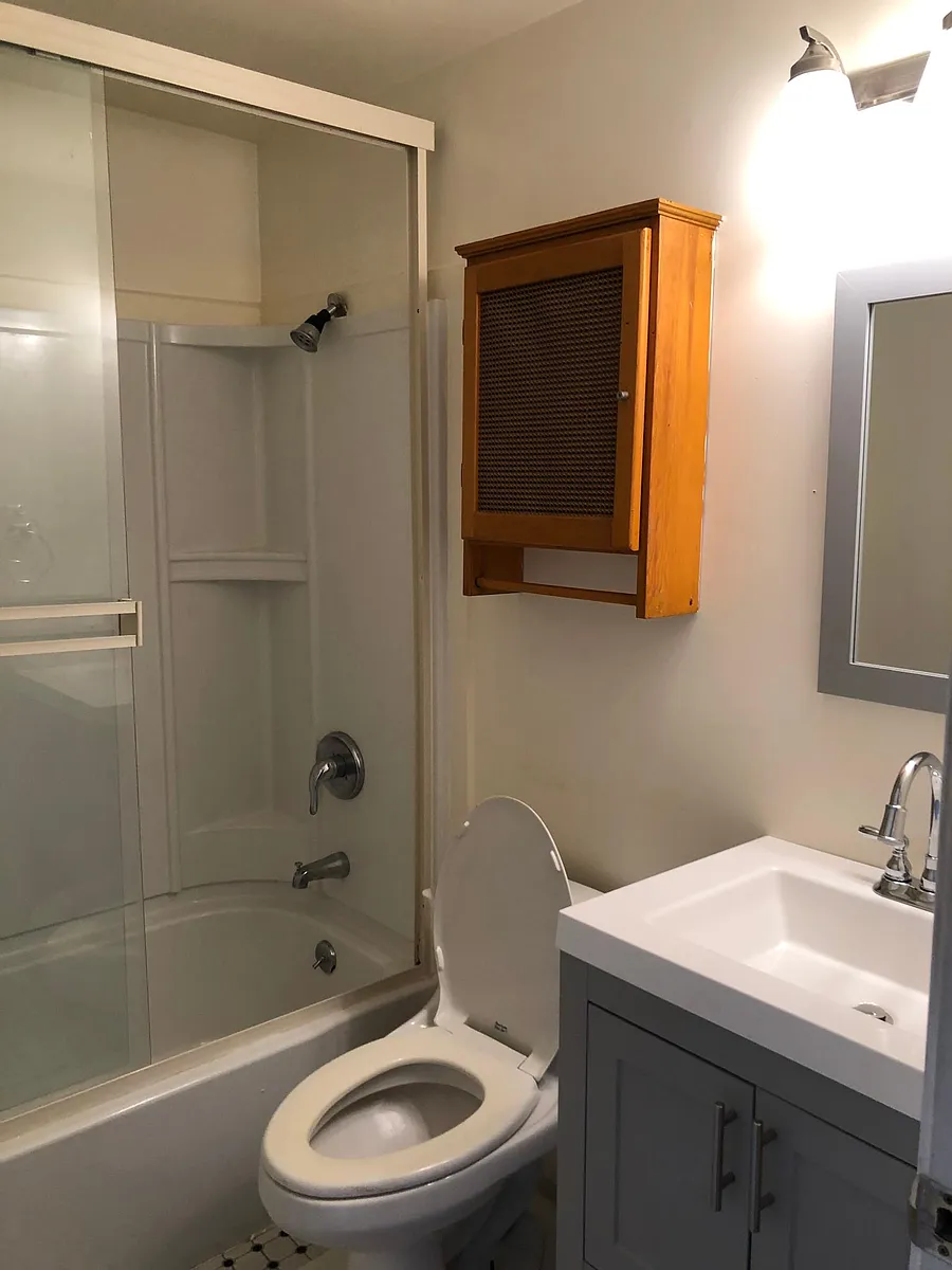 Photo 2 of 8 - 209 NW 47th St #2 - Seattle, WA Building Photo - 209 NW 47th St #2