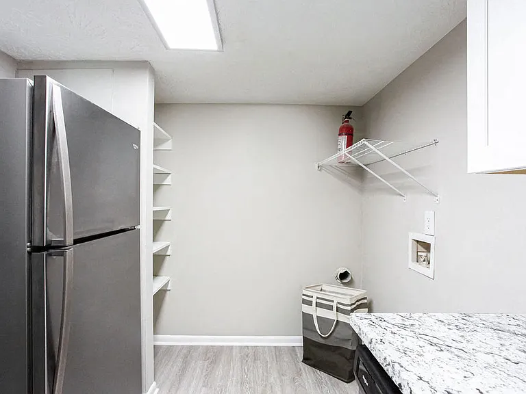 The Cobb Apartments-Townhomes — Photo 9