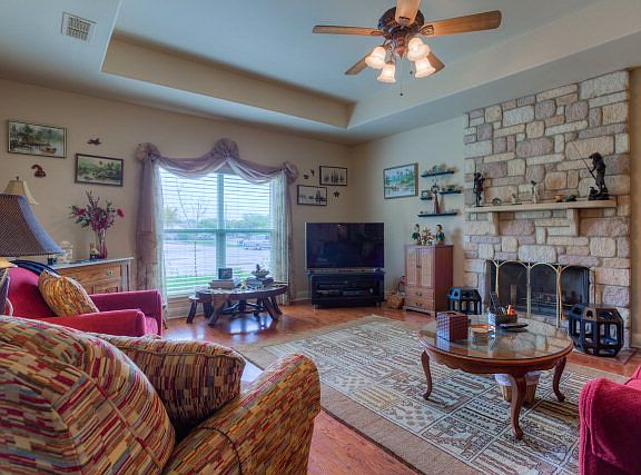 4th image of 211 Canyon Creek Ln