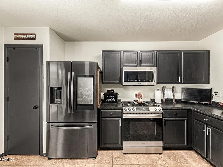 3032 W Red Fox Rd — Photo 12