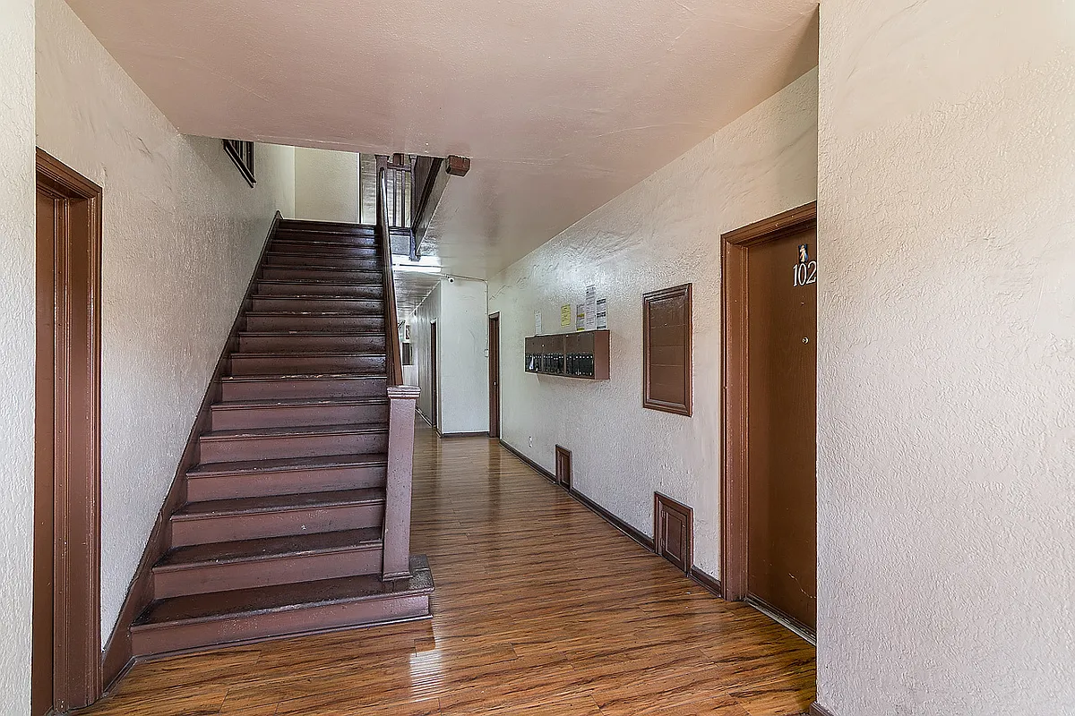 Building Photo - cor420
