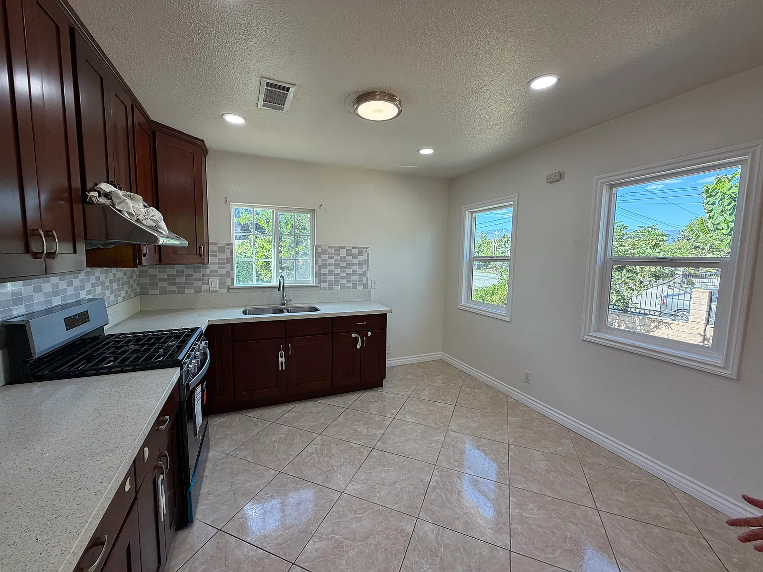 2 bed, 1000 sqft, $3,000 — Photo 4