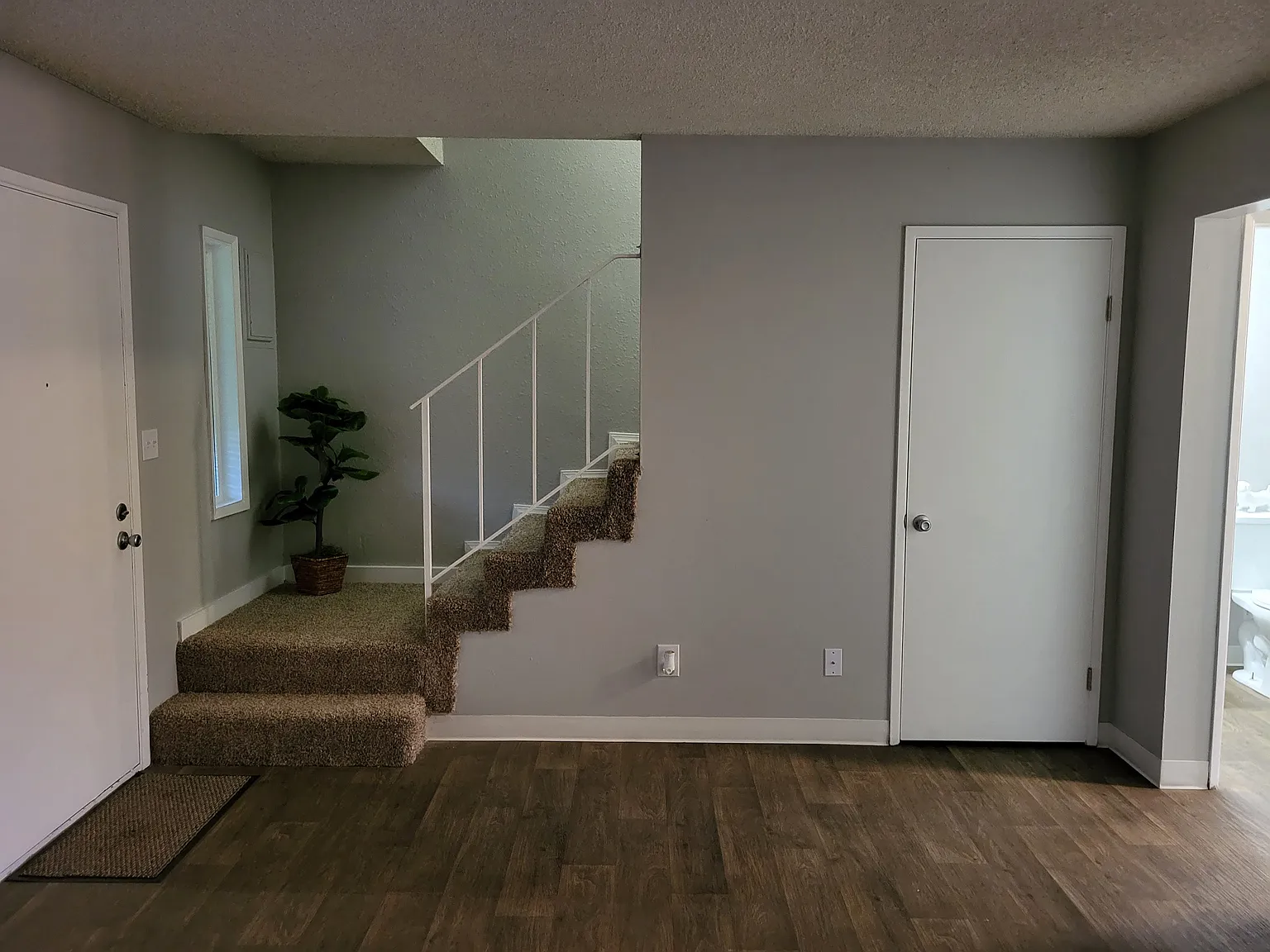 Townhouse Square Apartments — Photo 3
