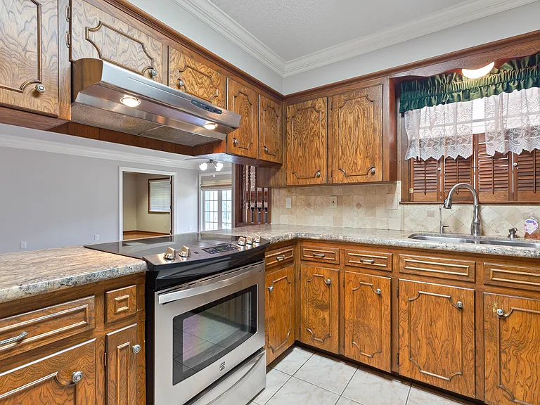504 Alonda Dr — Photo 3