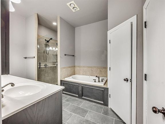 4th image of 417 Shrill St