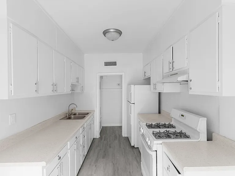 Oakmont Apartments — Photo 40