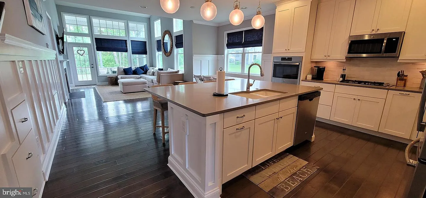 4 bed, 2.5 bath, 3000 sqft, $3,600 — Photo 4