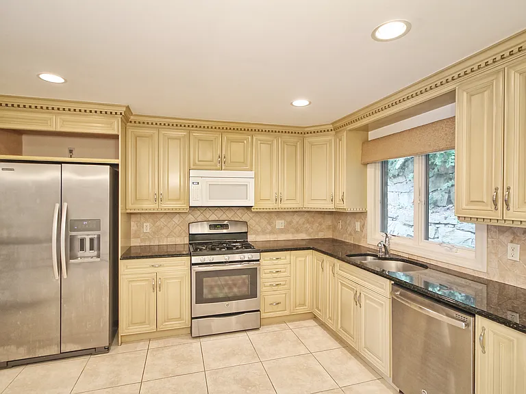 696 Undercliff Ave — Photo 5