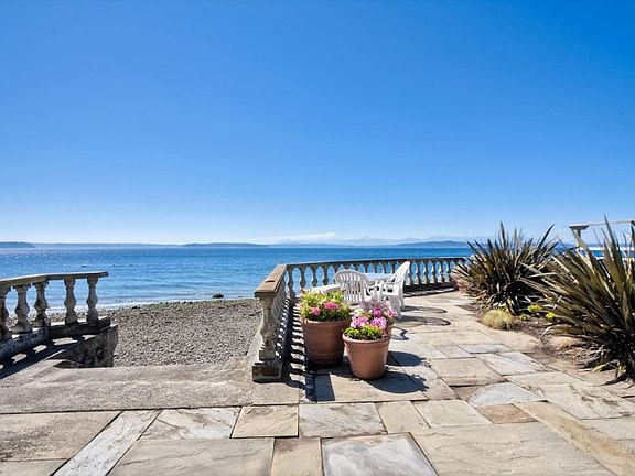 From your private terrace enjoy the sun and the waves, marine life, sea lions and their pups, spectacular sunsets and panoramic vistas of the Olympic Mountains!