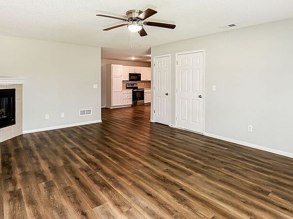 3rd image of 514 NW Woodbury Dr