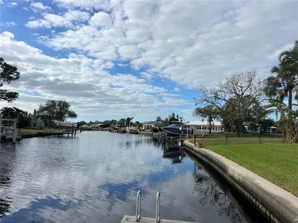 9644 Oak St NE, Saint Petersburg, FL 33702