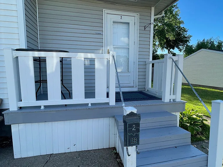 565 E Locust St — Photo 8