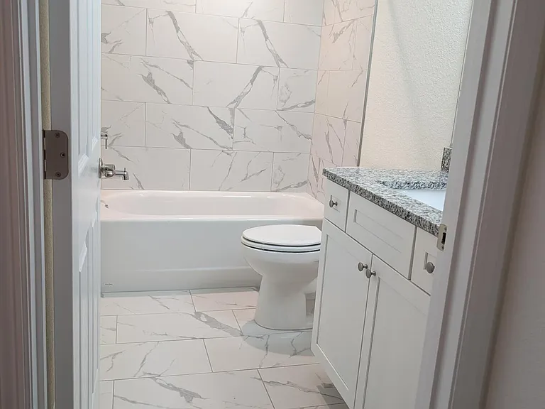 821 NE 10th St #1 — Photo 12