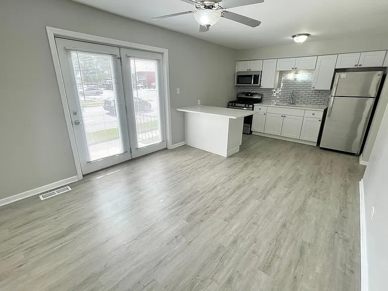 1721 E Roosevelt Rd #4 — Photo 4