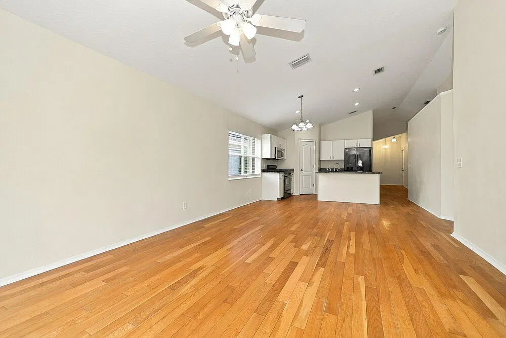 3 bed, 2.0 bath, 1321 sqft, $2,010 — Photo 3