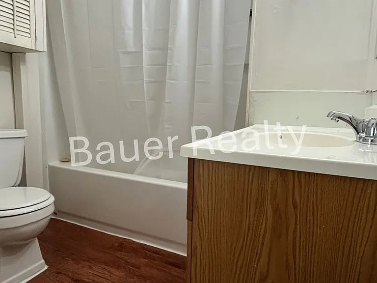 728 W 10th St — Photo 11