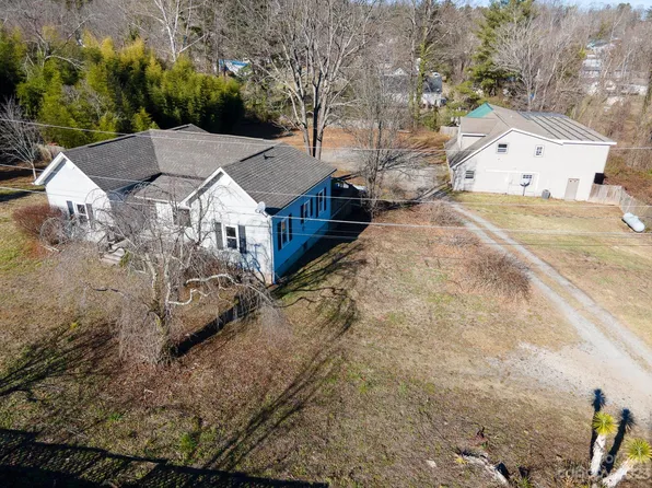 14 & 16 Rosebud Ln, Hendersonville, NC 28739