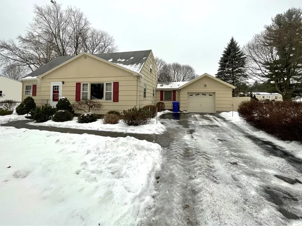 11 Meadow Dr, Spencerport, NY 14559