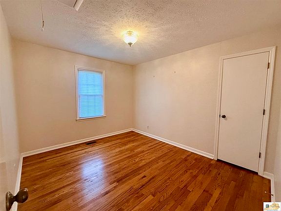 4th image of 215 Kelly Dr