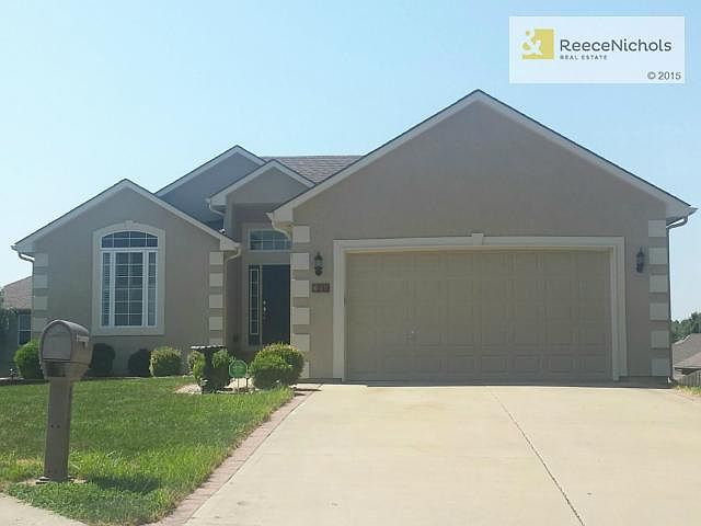 218 NE Paseo Place. GREAT curb appeal!