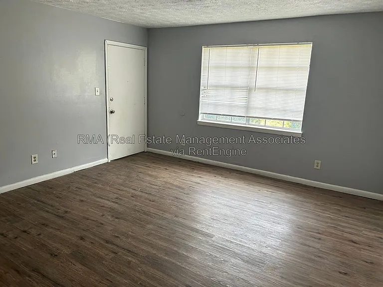 1110 W Poplar St #P1 — Photo 2