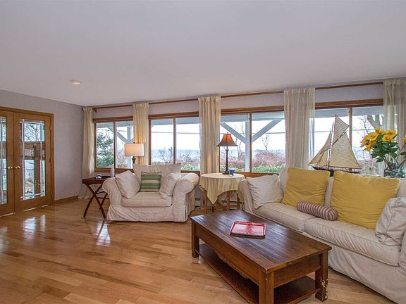 4th image of 180 Soundview Dr