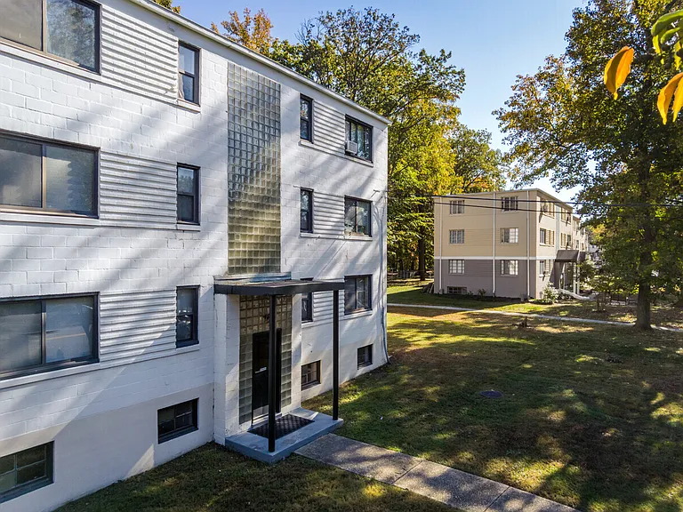 Parkway Garden Apartments — Photo 7