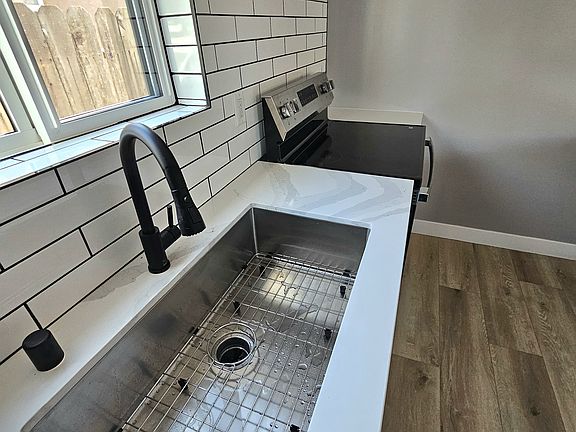 Large 33 inche sink basin.