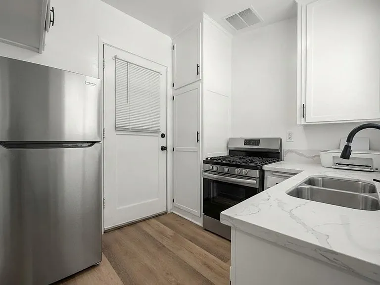 4018 Hillcrest Dr — Photo 3