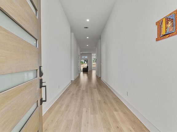 4th image of 2941 Delaware St