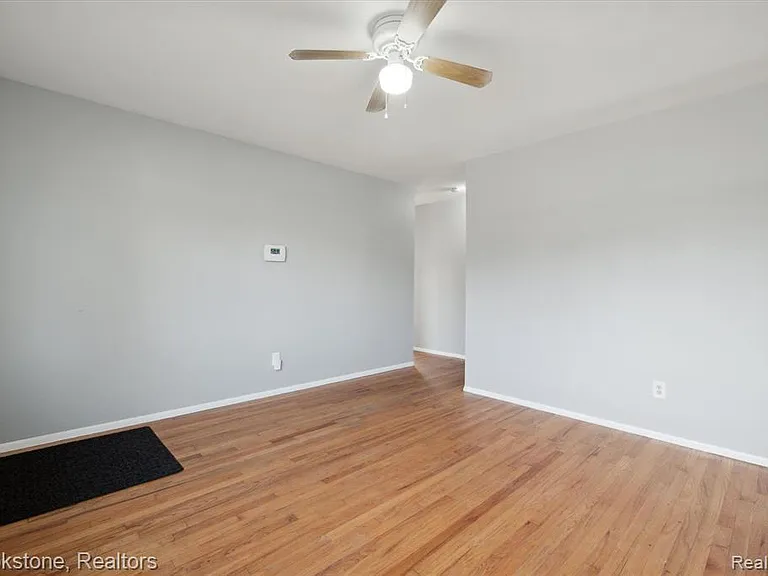 23583 Columbus Ave — Photo 9