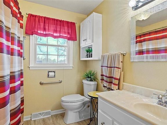 5th image of 318 W Moss St