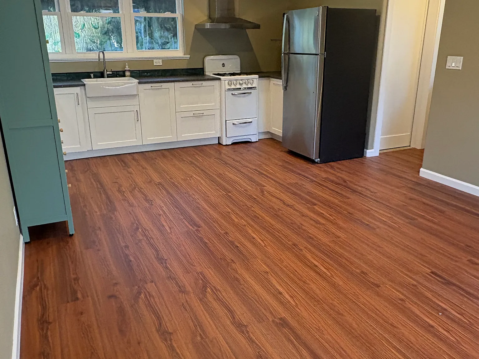 2 bed, 800 sqft, $4,200 — Photo 3