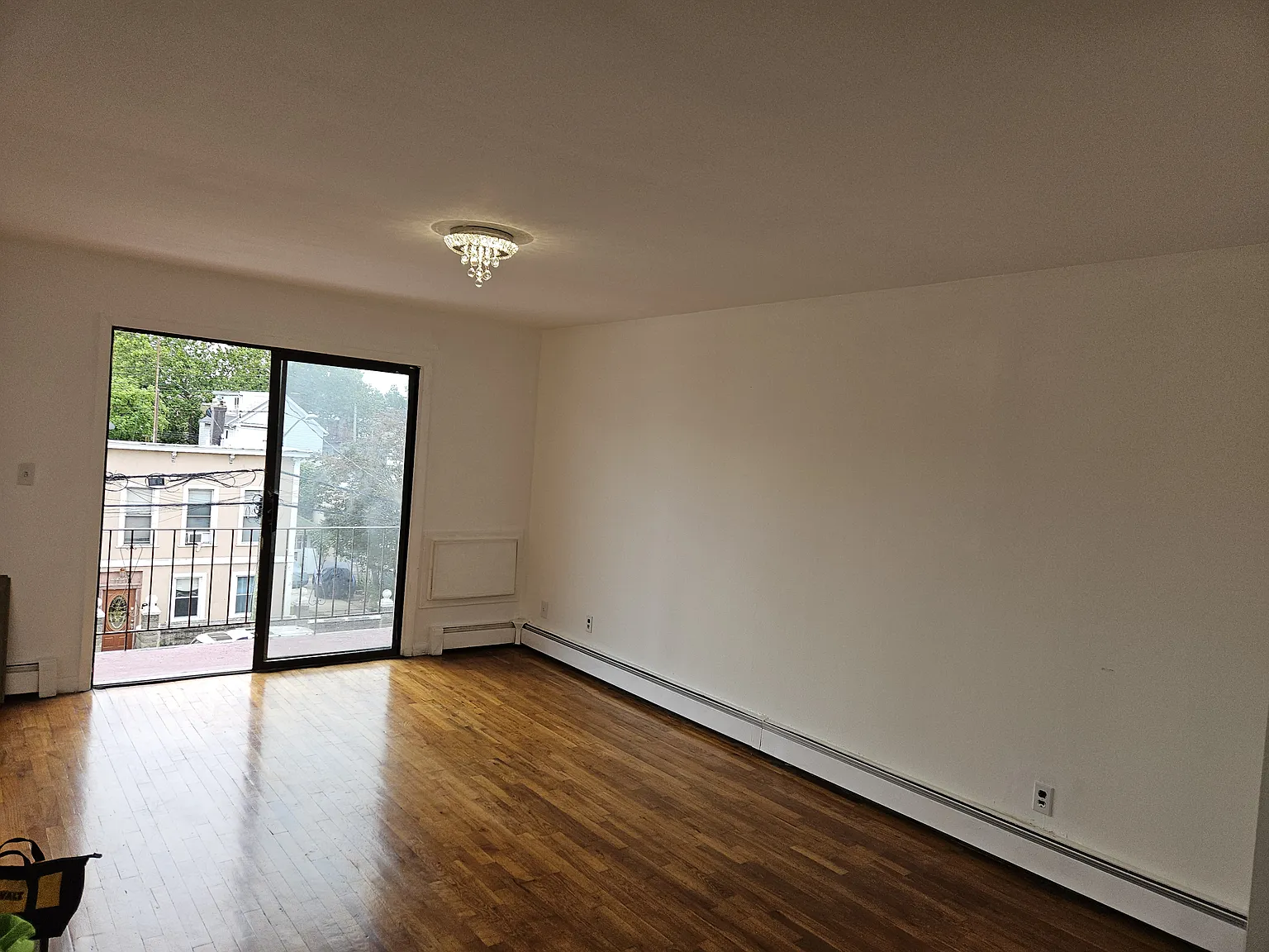 3 bed, 1050 sqft, $3,400 — Photo 1