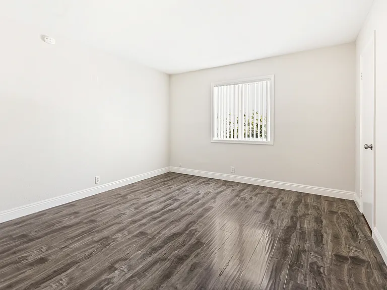 5161 Riverton Ave #107 — Photo 19