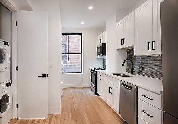 2nd image of 425 Amsterdam Ave APT 2S