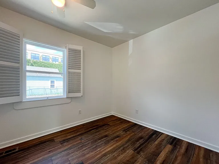 934 Clinton St — Photo 15