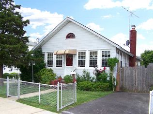 33 Cedar Rd, Inwood, NY 11096