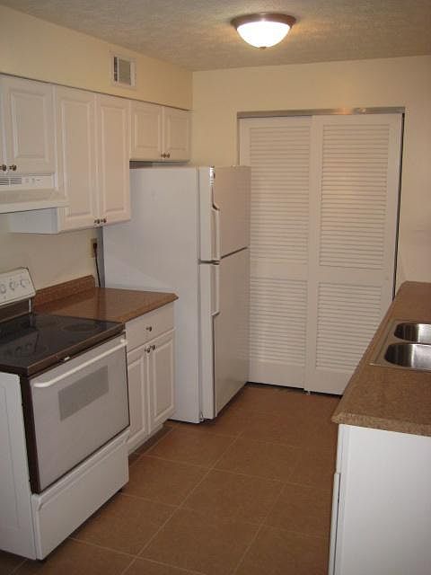 2nd image of 1419 Esic Dr APT 10