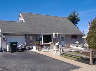 77 Plumtree Rd, Levittown, PA 19056