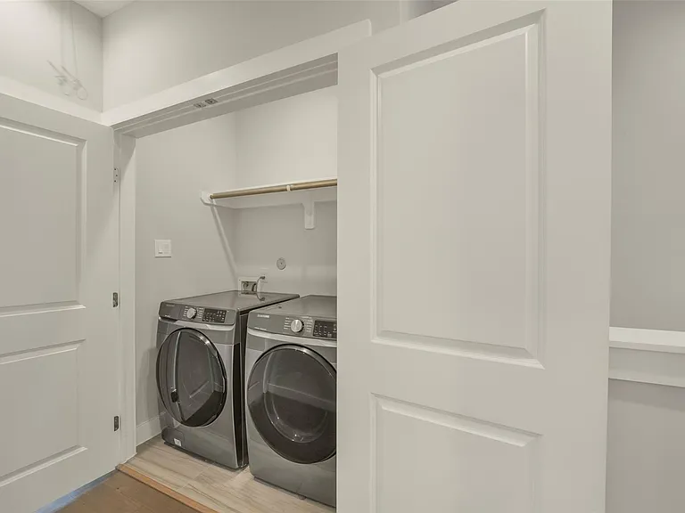 760 W Donovan St — Photo 23