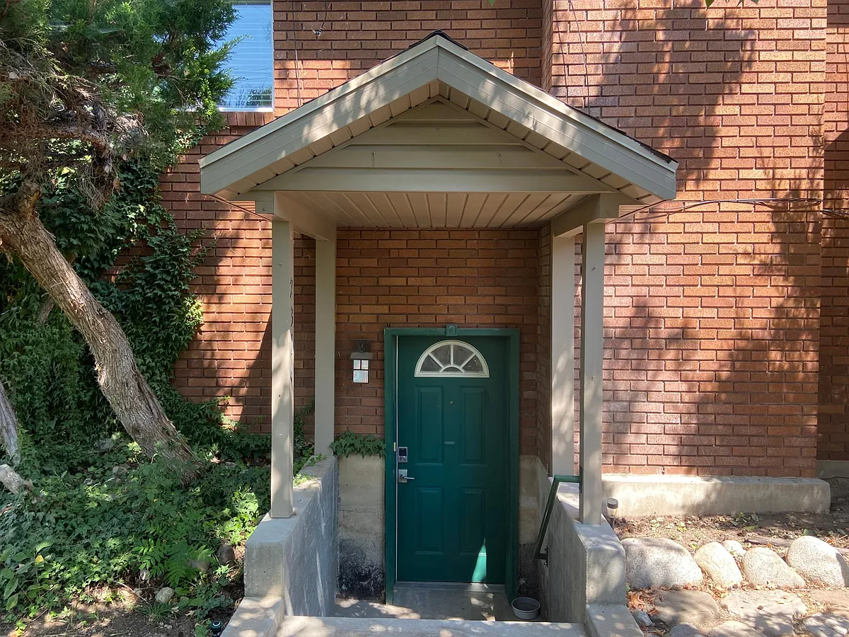 Private entrance - 2314 E Woodchuck Cir