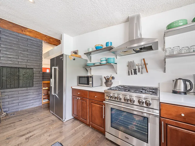 13557 Kittridge St — Photo 18
