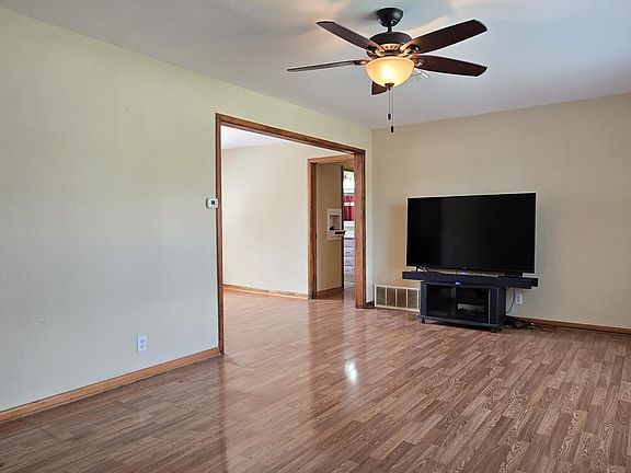 3rd image of 307 Pou Ave