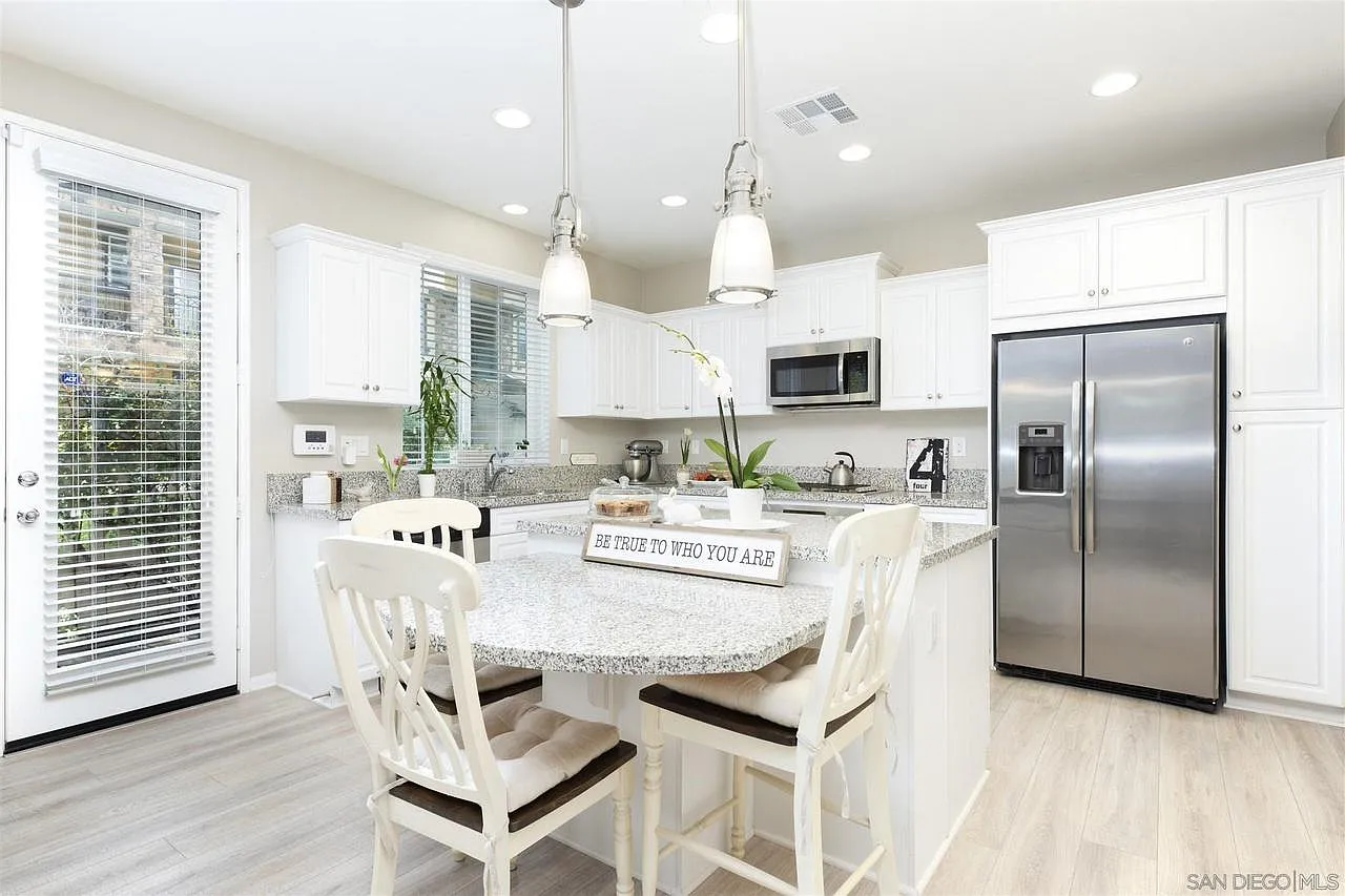 3 bed, 2.5 bath, 1685 sqft, $4,050 — Photo 3