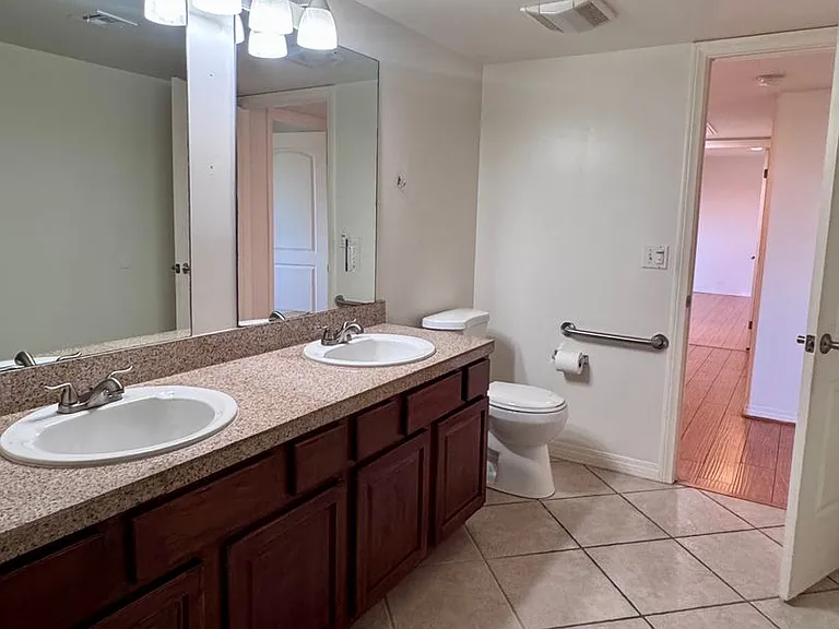 13525 Vanowen St #305 — Photo 10