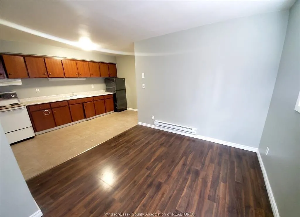 Building Photo - 3186 Wyandotte St W #4