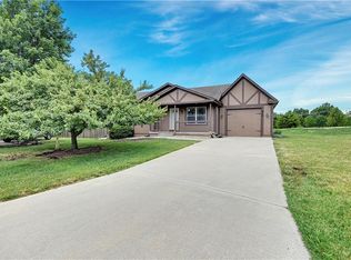 810 Cherokee Ct, Paola, KS 66071