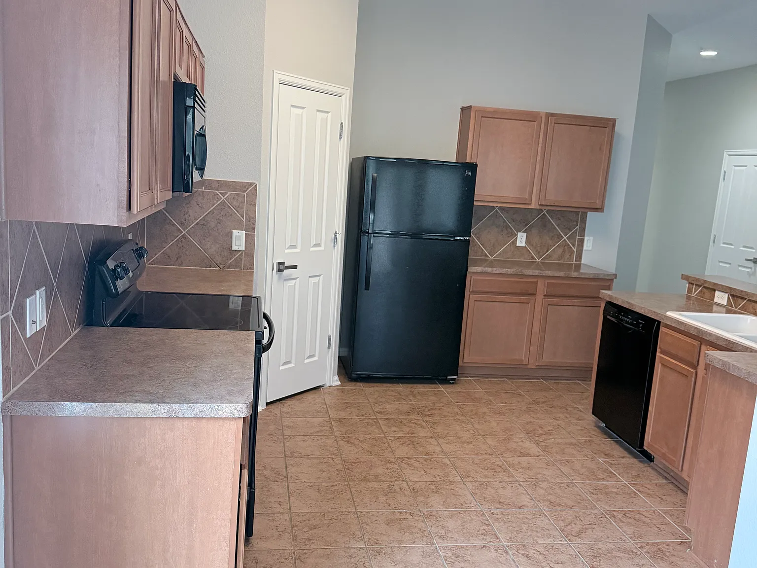 3 bed, 1704 sqft, $1,800 — Photo 3