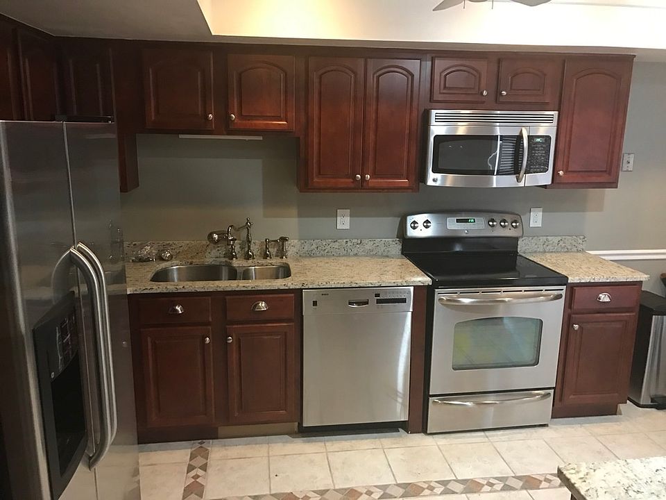 Kitchen - Cherry wood cabinets and newer appliances